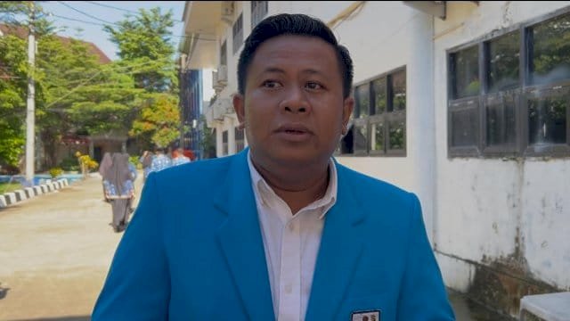 KNPI Maros - Ketua KNPI Kabupaten Maros, Chaerul Syahab menghadiri upacara peringatan Hari Sumpah Pemuda di Lapangan Pallantikang, Senin (28/10/2025). Ia meminta Pemkab Maros memisahkan Disparpora serta membangun Gedung Pemuda