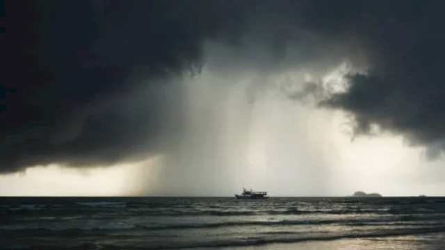 Ada Siklon Tropis Senyar dan Koto, BMKG Imbau Waspada Gelombang Tinggi hingga 6 Meter