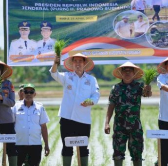 Bupati Yusran Lalogau Ajak Petani Pangkep Atur Pola Tanam Secara Bijak