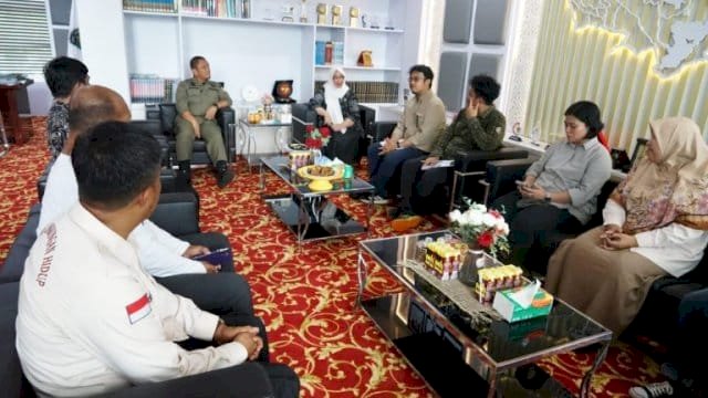 &lrm;Bupati Luwu Timur, Irwan Bachri Syam, didampingi Wakil Bupati Hj. Puspawati Husler, menerima dengan hangat kunjungan Tim Penilai Adipura.