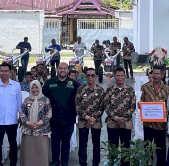 Disaksikan Legislator Sulsel, Bupati Sinjai Serahkan Bantuan Sarana Pertanian