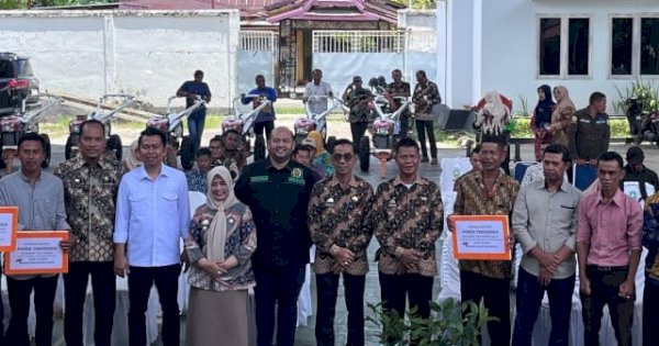 Disaksikan Legislator Sulsel, Bupati Sinjai Serahkan Bantuan Sarana Pertanian