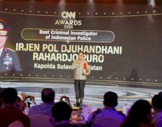 Kapolda Sulsel Raih Penghargaan dari CNN Indonesia