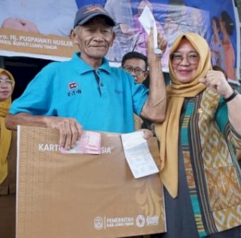 Serahkan Kartu Lansia, Wabup Lutim Puspawati Harap Jadi Berkah untuk Para Orang Tua