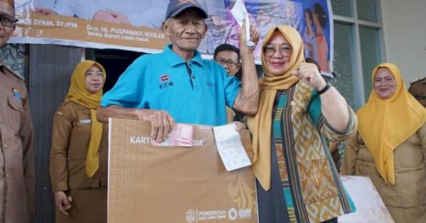 Serahkan Kartu Lansia, Wabup Lutim Puspawati Harap Jadi Berkah untuk Para Orang Tua