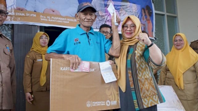 Serahkan Kartu Lansia, Wabup Lutim Puspawati Harap Jadi Berkah untuk Para Orang Tua