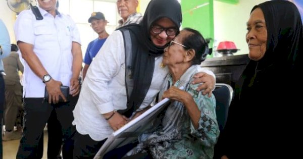 Kartu Lutim Lansia Bantu 221 Orang Tua di Tomoni Timur, Harapan Baru di Usia Senja