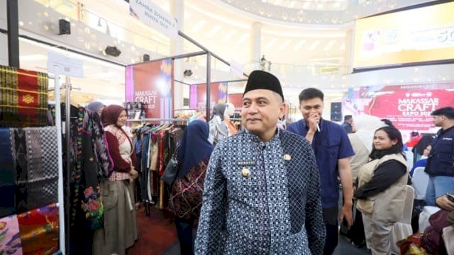 Wali Kota Makassar, Munafri Arifuddin, mengunjungi kegiatan Makassar Craft Expo 2025