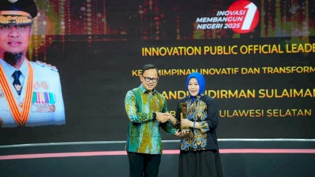 Wakil Menteri Dalam Negeri Bima Arya, menyerahkan penghargaan kepada Wakil Gubernur Sulsel Fatmawati Rusdi.