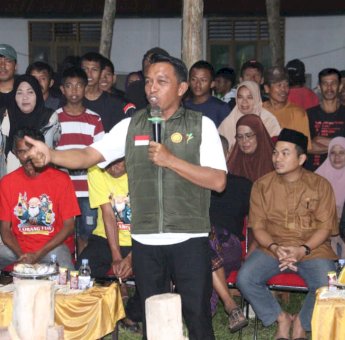 Bupati Syaharuddin Menyatu dengan Warga di Pesta Adat Mappadendang Kulo