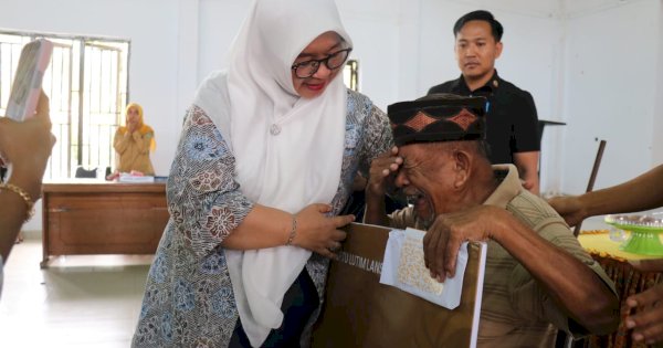 Air Mata Bahagia Warnai Akhir Penyaluran Kartu Lutim Lansia di Burau