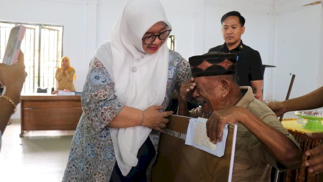 Wakil Bupati Luwu Timur, Hj. Puspawati Husler, menyerahkan kartu lutim lansia.