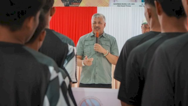 Bupati Pinrang H. A. Irwan Hamid, S.Sos melepas secara resmi kontingen atlet cabang olahraga dayung.