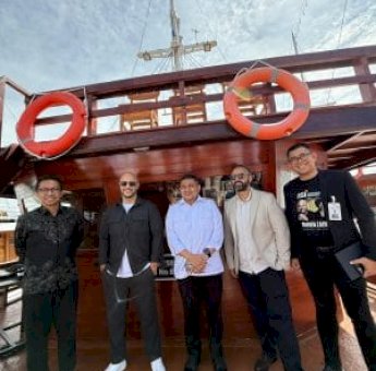 Maher Zain Nikmati Ikan segar serta Keindahan Laut Makassar dengan Wali Kota Makassar