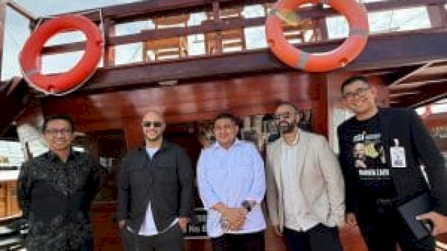 Maher Zain Nikmati Ikan segar serta Keindahan Laut Makassar dengan Wali Kota Makassar