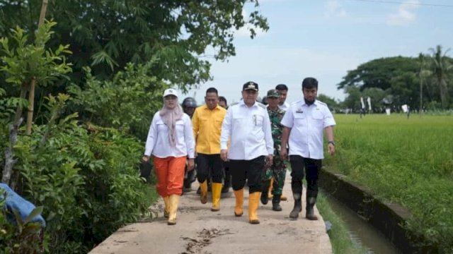 Menembus Lumpur dan Terjalnya Jalan, Munafri Tinjau Langsung Warga di Romang Tangayya