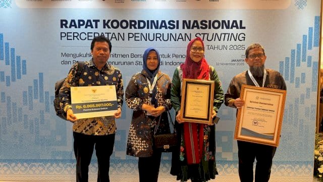 Menko PMK Praktikno, menyerahkan penghargaan kepada Wakil Gubernur Sulsel Fatmawati Rusdi.