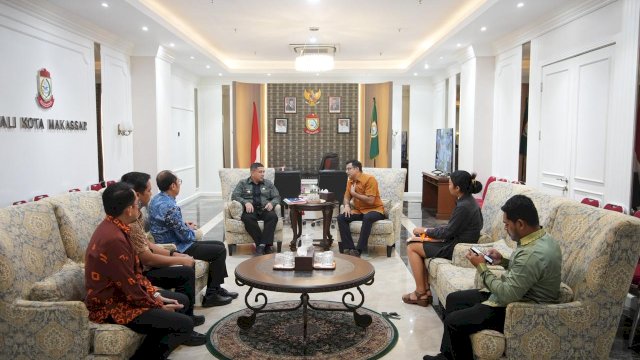 Wali Kota Makassar, Munafri Arifuddin, menerima kunjungan silaturahmi Dr. Shashank Vikram, Consul General of India Bali, di Balai Kota Makassar.