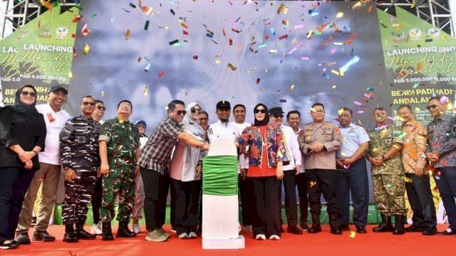 Gubernur dan Wagub Sulsel, Andi Sudirman Sulaiman-Fatmawati Rusdi resmi meluncurkan Program Mandiri Benih Padi Andalan Sulsel Tahun 2025.
