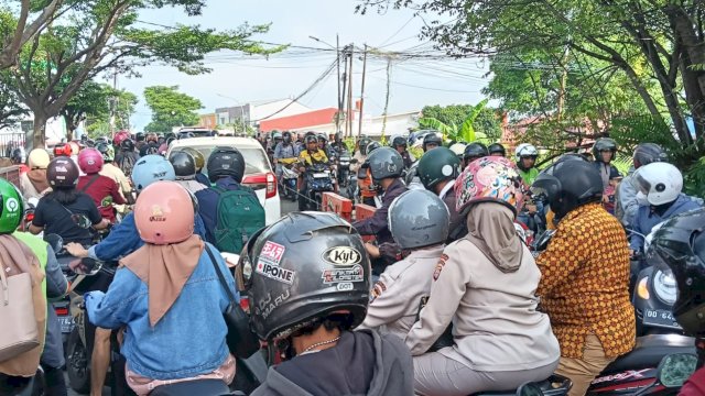 Kondisi macet di pertigaan Jl. Borong Raya&ndash;Jl. Toddopuli Raya Timur&ndash;Jl. Batua Raya.