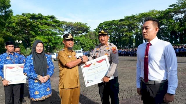 Gubernur Sulawesi Selatan, Andi Sudirman Sulaiman memberikan penghargaan kepada tujuh anggota Polrestabes Makassar.