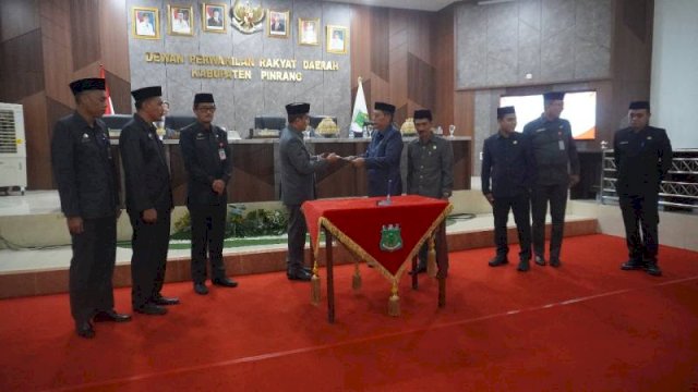 Wakil Bupati Pinrang, Sudirman Bungi, bersama Ketua DPRD Kabupaten Pinrang, Nasrun Paturusi.