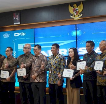 Kanwil DJP Sulselbartra dan KPP Madya Makassar Berikan Apresiasi kepada 8 Wajib Pajak