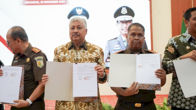 Bupati Pinrang, H. A. Irwan Hamid, S.Sos, yang hadir dan ikut membubuhkan tanda tangan pada dokumen kerja sama.