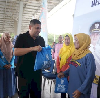 Sentuh Hati Ribuan Lansia, Munafri & Ketua TP PKK Ajak Hidup Sehat dan Beri Hadiah Umrah