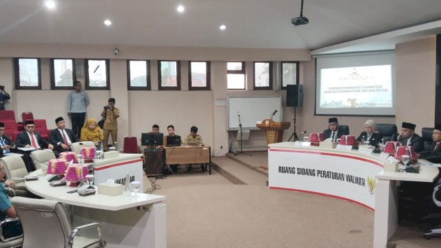 Rapat paripurna DPRD Makassar penyampaian laporan hasil reses masa sidang pertama tahun 2025&ndash;2026.