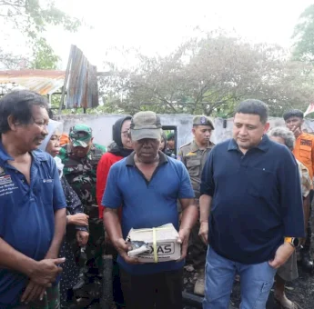 Wali Kota Munafri Bawa Langsung Bantuan ke Lokasi Kebakaran Tallo & Temui Warga