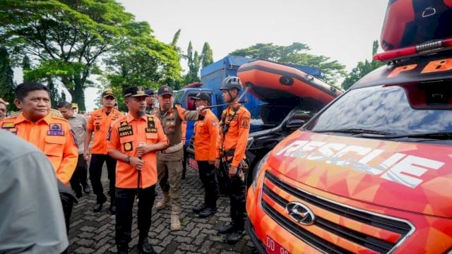Gubernur Sulsel, Andi Sudirman Sulaiman saat memimpin Apel Kesiapsiagaan Menghadapi Potensi Bencana Hidrometeorologi sekaligus pemeriksaan peralatan SAR.