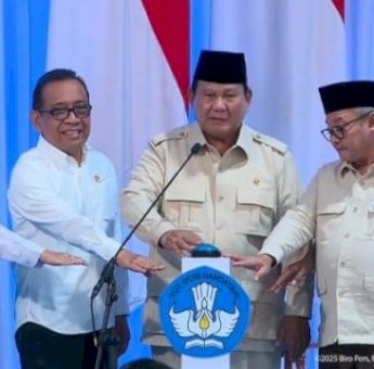 Presiden Prabowo Luncurkan Digitalisasi Pendidikan Melalui Penggunaan Smartboard: Salah Satu Program Terbesar di Dunia