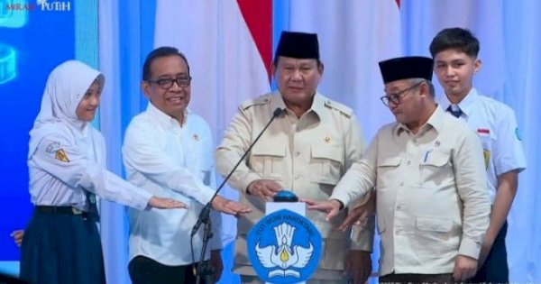Presiden Prabowo Luncurkan Digitalisasi Pendidikan Melalui Penggunaan Smartboard: Salah Satu Program Terbesar di Dunia