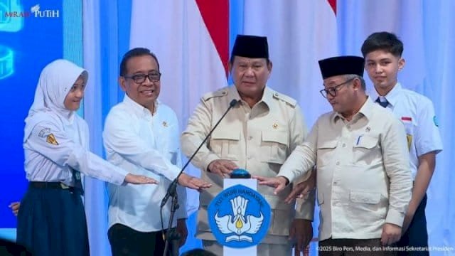 Presiden Prabowo Luncurkan Digitalisasi Pendidikan Melalui Penggunaan Smartboard: Salah Satu Program Terbesar di Dunia