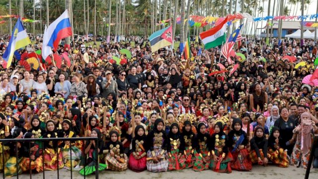 Colossal Dance bertajuk &ldquo;Asal Mula Kehidupan di Ujung Lero&rdquo; yang dibawakan oleh 1.000 penari siswa SD dan SLTP se-Kabupaten Pinrang.