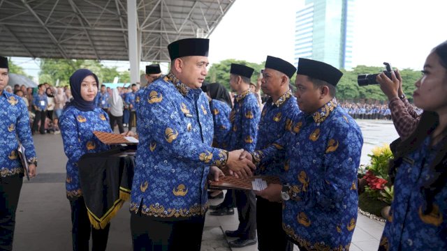 Wali Kota Makassar, Munafri Arifuddin, memimpin Upacara Pelantikan dan Penyerahan Surat Keputusan Pengangkatan Pegawai Pemerintah dengan Perjanjian Kerja (PPPK) Tahun 2024 dan PPPK Paruh Waktu Tahun 2025.