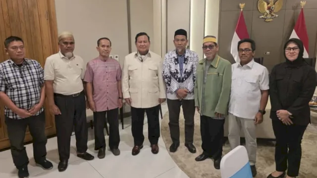 Presiden RI Prabowo Subianto, bersama Dua Guru Lutra Abdul Muis dan Rasnal, serta Ketua Komisi E DPRD Sulsel, Andi Tenri Indah.
