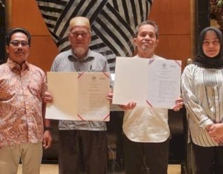 Andi Tenri Indah Serahkan Salinan Keppres Rehabilitasi kepada Dua Guru Luwu Utara