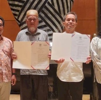 Andi Tenri Indah Serahkan Salinan Keppres Rehabilitasi kepada Dua Guru Luwu Utara