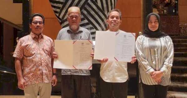 Andi Tenri Indah Serahkan Salinan Keppres Rehabilitasi kepada Dua Guru Luwu Utara