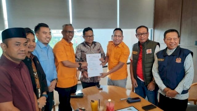 Ketua KONI Kota Makassar Ismail, resmi menyerahkan dukungan kepada Darmawangsyah Muin untuk maju sebagai calon Ketua Umum KONI Sulawesi Selatan.