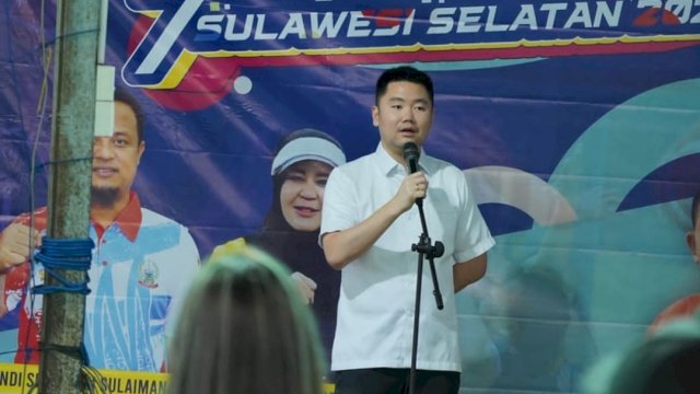 Anggota DPRD Sulsel, Andre Prasetyo Tanta (APT), saat membuka pegelaran Basket Cup Dispora Sulsel.