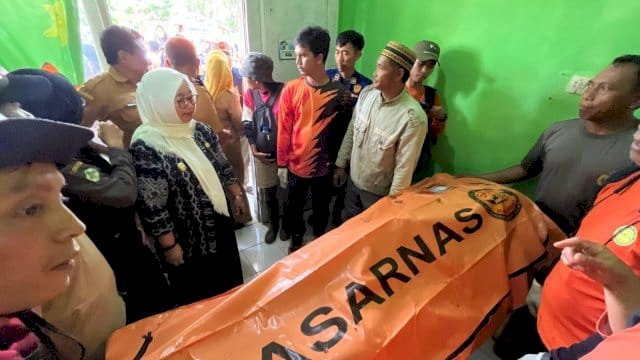 Wabup Lutim Puspawati saat di lokasi pencarian korban.