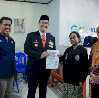 Pantau Penyerahan BLT Kesra, Bupati Pangkep Yusran Pastikan Bantuan Tepat Sasaran