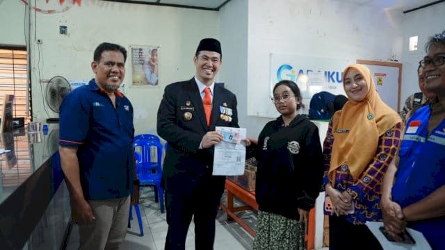 Pantau Penyerahan BLT Kesra, Bupati Pangkep Yusran Pastikan Bantuan Tepat Sasaran