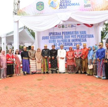 Dua Guru Terpencil Dapat Motor dari Bupati Ibas sebagai Apresiasi Pengabdian