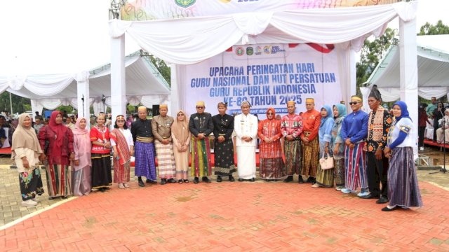 Dua Guru Terpencil Dapat Motor dari Bupati Ibas sebagai Apresiasi Pengabdian