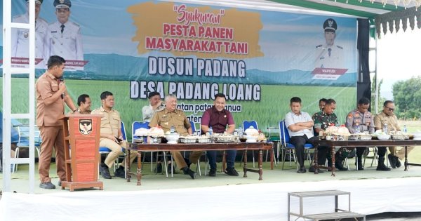 Bupati Irwan Syukuri Panen Melimpah di Padangloang, Tekankan Inovasi Pertanian Berkelanjutan