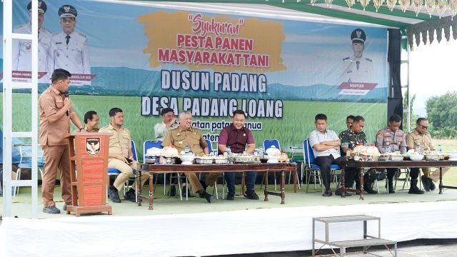 Bupati Pinrang H. A. Irwan Hamdi, S.Sos menghadiri Pesta Panen Masyarakat Dusun Padang, Desa Padangloang, Kecamatan Patampanua.